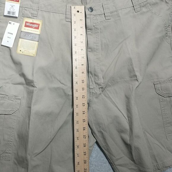 Men's SZ 44 Wrangler Cargo Shorts w/ Stretch Khaki Relaxed Fit Tech Pocket. - Picture 4 of 6